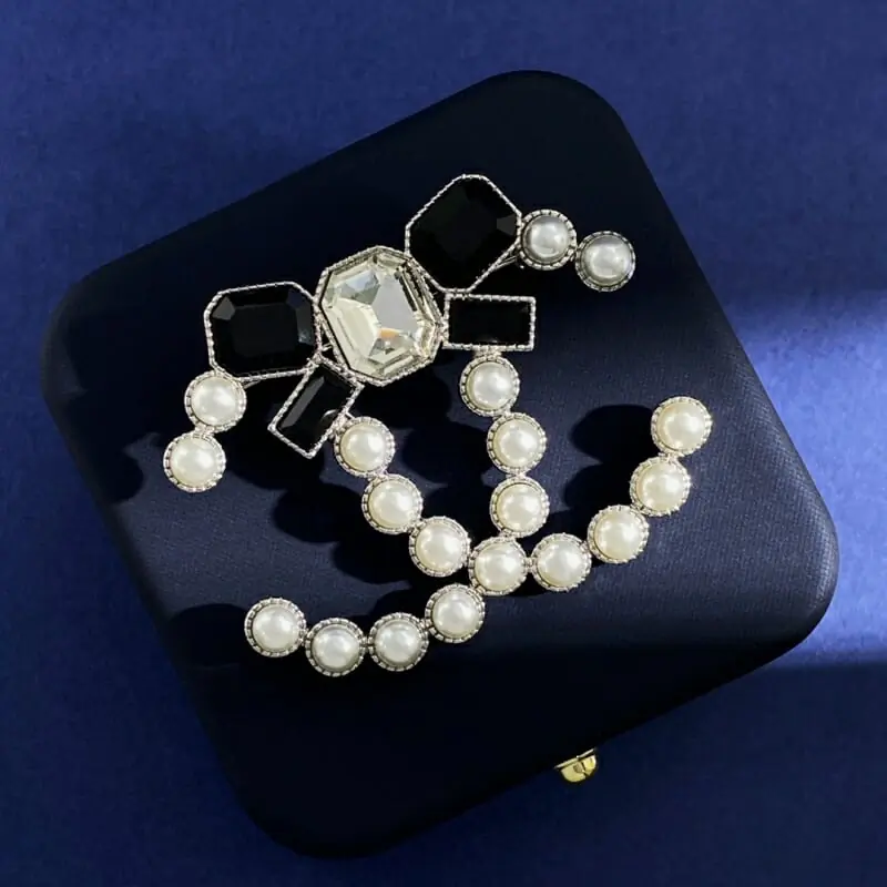 chanel brooches pour femme s_12632341